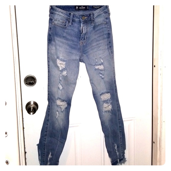 Hollister distressed skinny jeans. - Picture 1 of 3